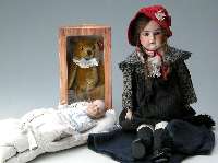 Porzellankopfpuppe, Kestner, um 1895-1905, blaue Schlafaugen, offener Mund mit vier ZÄh- nen oben, braune EchthaarperÜcke, KÖrper Stoff ...