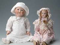 Porzellankopfpuppe, Marke "KB" unbekannt, um 1925, Neugeborenes, Ringhalskopf, Schlaf- augen aus Glas, offener Mund, 2 ZÄhne unten, ...