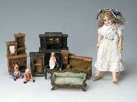 Puppe, Frankreich, um 1910, Kopf Biskuit- porzellan, Paperweightaugen, Haare Mohair, Kurbelkopf, Steifgelenke, l. bespielt, Kleider sek aber aus ...