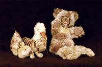 Konvolut Steiff, 50er/60er Jahre, 1 x Starenhaus mit Wollvogel, selten, sehr guter Zustand; 3 x Wollhase, 2 x 8 cm mit Knopf und Fahne, 1 x 6 cm; ...