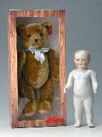 Vier Sammler-Teddy-BÄren: 3x Teddy Tricky, Schuco, alle originalverpackt, versch. Masse: ca. 22, 26 u. 38 cm; 1x Black Willy, Sonneberg Johanna ...