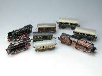 Lot aus 2 Eisenbahnen,Karl Bub und Bing NÜrn- ber, Bing mit Uhrwerksaufzug und 7 Waggons diese Bub, stÄrker bespielt bzw. verbeult
