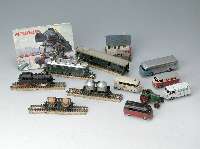 Sechs MÄrklin-Autos, 50er/60er Jahre, davon 5 VW-Busse: Sillan, Rotes Kreuz, Gasolin , 1 x Phoenix-Gummi, ein Traktor mit Fahrer, alle stark ...