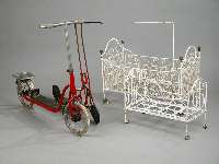 2 Kinderroller, deutsch, ca. 50er Jahre, beide Metall rot staffiert, z.T. korrodiert, LenkerhÖhe ca. 75 bzw. 80 cm, bespielt