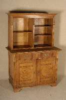 Aufsatzschrank, deutsch/MÜnchen, um 1902/04, zum grÖßten Teil auf Rahmen gearbeitet, Ober- teil asymetrisch angeordnet, Lisenen 4-fach gerieft, ...