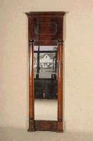 Flurspiegel, norddeutsch, um 1880, Korpus Weichholz, Pyramidenmahagonifurnier gespie- gelt, korinthische SÄulenkapitele, Kopf und Fuß doppelt ...
