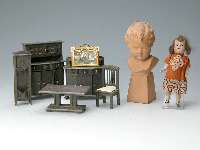 Puppenstubeneinrichtung, deutsch, um 1910, Eiche dunkel gebeizt, kannelliert, bestehend aus: Anrichten, Aufsatzbuffet, Tisch mit sechs StÜhlen, ...