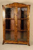 Glasvitrine, deutsch, um 1860, Louis-Philippe, Korpus Weichholz, Birke massiv, nußbaumfarben, 2 große GlastÜren, versprosst, mit sogenannter ...