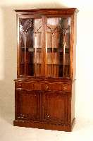 Vielzweckschrank, England, Sheratonstil, Korpus Weichholz, Mahagoni- bzw. Pyramidenmahagonifurnier gespiegelt, Oberteil versprosst, Kopfleiste ...
