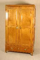 ArtDeco-Schrank, Österreich, um 1925, Korpus Weichholz, Kirschbaumfurnier, abgerundete Ecken, Seiten und TÜren mit DoppelfÜllungen, unten 1 ...