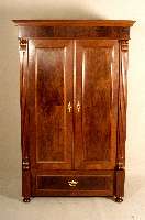 GrÜnderzeitschrank, deutsch, um 1880, Korpus Weichholz, Nußbaum- bzw. Wurzelnußfurnier, z.T.gespiegelt, Lisenen 4-fach gerieft, ...