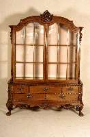 Glasvitrine, deutsch, um 1900, Nußbaum massiv, Nußbaumfurnier, 2-teilig, Unterteil mit geschnitzten TatzenfÜßen, Frontleiste mit schÖnen ...