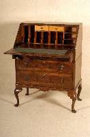 SekretÄr, England, um 1910, Korpus Weichholz, Nußbaum- bzw. Wurzelnußfurnier, getragen von Barockstil-FÜßen, 3 Schubladen, SchrÄgklappe, ...