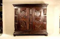 Dielenschrank, deutsch/wohl Hessen, um 1780, Korpus Weichholz, Eiche massiv, dunkel gebeizt, mehrfach gekehlt und gewulstet, zum Kranz ...