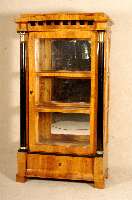 Biedermeierstilvitrine, mitteldeutsch, im Stil von 1830, Korpus Weichholz, Kirschbaum- furnier, z.T. schwarz gelackt, allseitig verglast, 3 ...
