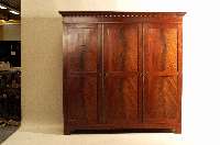 Garderobenschrank, deutsch, um 1900, im englischen Stil, Korpus Weichholz, Mahagonifurnier, Inlets Pyramidenmahagoni- furnier gespiegelt, Front ...