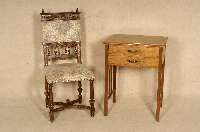 NÄhtisch, deutsch, um 1910, Korpus Weichholz, Nußbaumfurnier, 2 Schubladen, Front und Schubladen mit Wurzelnußfurnier, eckige Beine, Platte ...