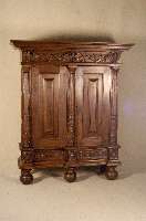 Schrank, norddeutsch, um 1920, Renaissancestil, Eiche massiv, TÜren mit aufgesetzten FÜllungen, Front mit 3 massiven HalbsÄulen, diese gerillt, ...
