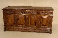 Truhe, deutsch, um 1700, Eiche massiv, SchloßmÖbel, Front mit kissenfÖrmigen FÜllungen, vorkrakend, Rahmen mit Flachschnitzereien, original ...