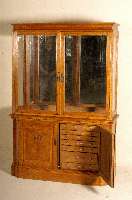 Sammlervitrine, deutsch, um 1910, Designer-Entwurf, Korpus Weichholz, Eiche massiv, Eichefurnier, Unterteil 2-tÜrig, mit leichter ...
