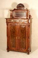 Vertiko, deutsch, um 1880, Korpus Weichholz, Nußbaum- bzw. Wurzelnußfurnier gespiegelt, TÜrfÜllungen mit ausgesuchtem Furnier, seitlich ...