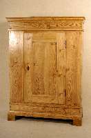 Schrank, wohl sÜddeutsch, um 1810, Weichholz massiv, 1-tÜrig, eckige FÜße, Kopfleiste mehrfach getreppt, Schloß und BeschlÄge spÄter, Innen ...