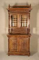 Vielzweckschrank, Belgien, um 1880, Eiche massiv, Front vielfach unterteilt, frei- stehende SÄulen, reiche Drechselarbeit, 4 LÖwenkÖpfe aus dem ...