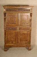 Vertiko, deutsch, um 1900, Weichholz massiv, braun gefasst, 3 SchÜbe, 4 TÜren, in geschwungener Form, MÖbel 2-teilig zerlegbar, Zierteile und ...