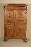 Vertiko, deutsch, um 1880/90, Eiche massiv, auf Rahmen gearbeitet, 4 TÜren, Inlets mit reicher Schnitzerei, 2 LÖwenkopfschnitzereien aus dem ...