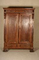 Dielenschrank, deutsch, um 1900, Eiche massiv, Kopf mit mehrfach gestufter Kranz- leiste, 2 LÖwenkÖpfe aus dem Vollholz ge- schnitzt, 2 SchÜbe ...