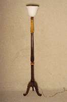 Stehlampe, Frankreich, um 1920, mit Opalin- schirm, Fuß Mahagoni, cremefarben gefaßt ab- gesetzt, H. ca. 180 cm