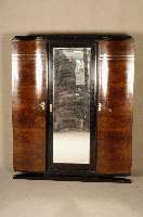 ArtDeco-Schrank, Frankreich, um 1920, kau- kasischer Nußbaum gespiegelt furniert, teil- weise schwarz abgesetzt, geschwungener Fuß, ausgefallene ...