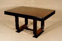 ArtDeco-Tisch, Frankreich, um 1920, Nußbaum gespiegelt furniert, zum Teil ebonisiert, zwei große versteckte Schubalden links und rechts, ...