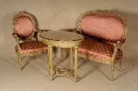Sitzgruppe, deutsch um 1895/1905, bestehend aus Sofa, 2 Armlehnsessel und Tisch, Korpus Buche massiv, farblich dezente gefaßt, alte Fassung, in ...