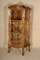 Vitrine, deutsch/wohl Dresden, um 1890/1900, Rokoko, Nußbaum massiv, Schnitzerei aus dem Vollholz, allseitig geschweift, Seiten leicht ausladend, ...