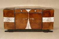 ArtDeco-Sideboard, Frankreich, um 1920, 4-tÜrig, 2 Schubladen, geschwungene Front in kaukasisch Nußbaum gespiegelt furniert, mit versilberten ...