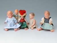 Puppenkonvolut, ca. 1930-1960, 1 x Masse, 3 x Celluloid, SchildkrÖt und Celba, Arme und Beine bewegl., von H. ca. 15 - 22 cm, alters- bed. guter ...