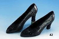 Paar Pumps von Fernando Pensato Monte-Carlo, Gr. 39 1/2, braun-graues Leder mit Schlan- genoptik, schwarze Stickerei-Verzierung und schwarze ...