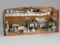 Große Puppenstube, deutsch, 1900/10, mit reicher zeittyp. Inneneinrichtung, zahlreiche GerÄtschaften, wie Herd mit EisentÖpfen, Email gefÄße, ...