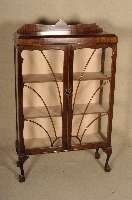 Glasvitrine, England, um 1920, ArtDeco, Korpus Weichholz, Mahagonifurnier, seitlich verglast, TÜren schrÄg versprosst, FÜße im ...