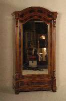 Spiegelschrank, deutsch, um 1850/60, Louis-Philippe, Korpus Weichholz/Hartholz, Mahagonifurnier, z.T. gespiegelt, auf KugelfÜßen, 1 Schublade, ...