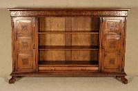 BÜcherschrank, England, um 1900, Eiche massiv, Eichefurnier, links und rechts eine TÜr mit Flachschnitzerei, mittig offenes Fach mit 3 ...