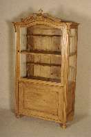 Vitrinenschrank, wohl sÜddeutsch, um 1860, Weichholz massiv, gebogener Kopf, seitlich verglast, auf KugelfÜßen, 1 Schublade, schÖnes ...