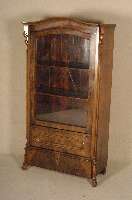 Glasschrank, deutsch, um 1860, Korpus Weichholz, Nußbaum- bzw. Wurzelnußfurnier, abgeschrÄgte Ecken mit aufgesetzten halbrunden Leisten, in ...