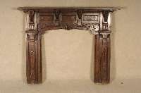 Kaminumrandung, deutsch, um 1920/30, Weichholz massiv, dekoriert mit verschiedenen Holzteilen in verschiedenen Formen, dunkel gebeizt, Reste alten ...