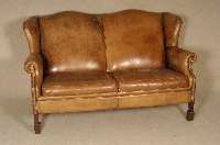 Ledersofa, deutsch, um 1950, seitlich in Ohrenform auslaufend, RÜcken vernagelt mit original MessingkÖpfen, eckige Beine, Leder mit alter ...