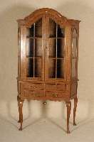 Sammlervitrine, Holland, um 1900, Eiche massiv, auf gebogenen Hochbeinen stehend, doppelt geschweifter Kopf, Kopfleiste mehrfach getreppt, ...
