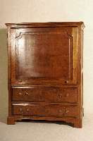 Fernsehschrank, englischer Stil, Korpus Weichholz, Eiche massiv, Front Wurzelnußfurnier gespiegelt, unten mit 2 Schubladen, Oberteil abklappbar, ...