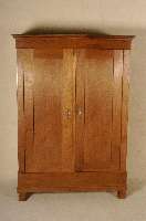 Schrank, deutsch, um 1910, Eiche massiv, schlichte Form, eckige FÜße wohl spÄter, obere Kopfleiste erneuert, Schloß original, Beschlag ...