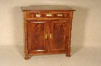 Halbschrank, deutsch, um 1880, Korpus Weichholz, Mahagonifurnier, teils gespiegelt, auf Rahmen gearbeitet, Schloß und BeschlÄge original, ...